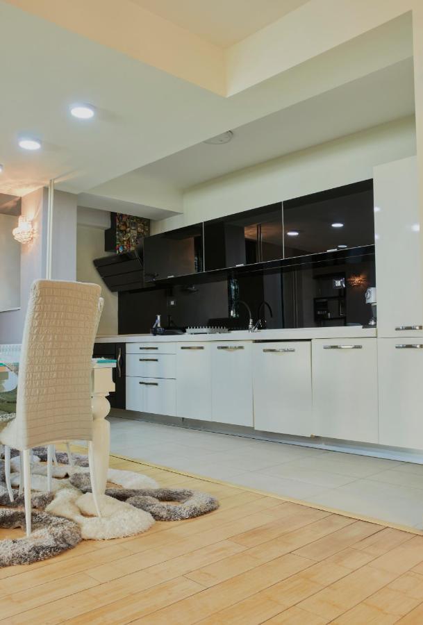 Diamond Butterfly Apartment Skopje Buitenkant foto