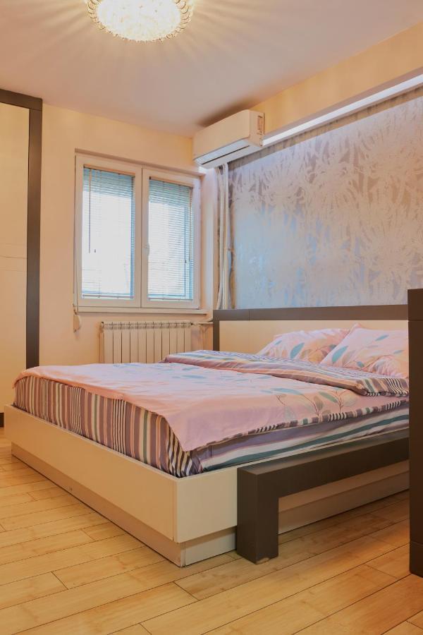 Diamond Butterfly Apartment Skopje Buitenkant foto